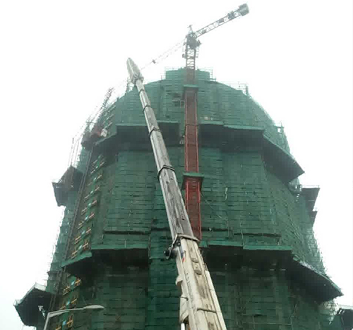鄂州市吊车在工地上作业